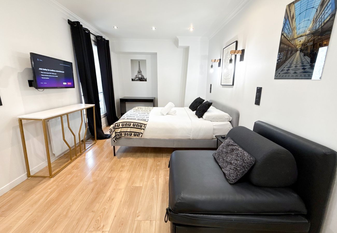 Appartement in Parijs - 102 A- 21 Montmartre 4F