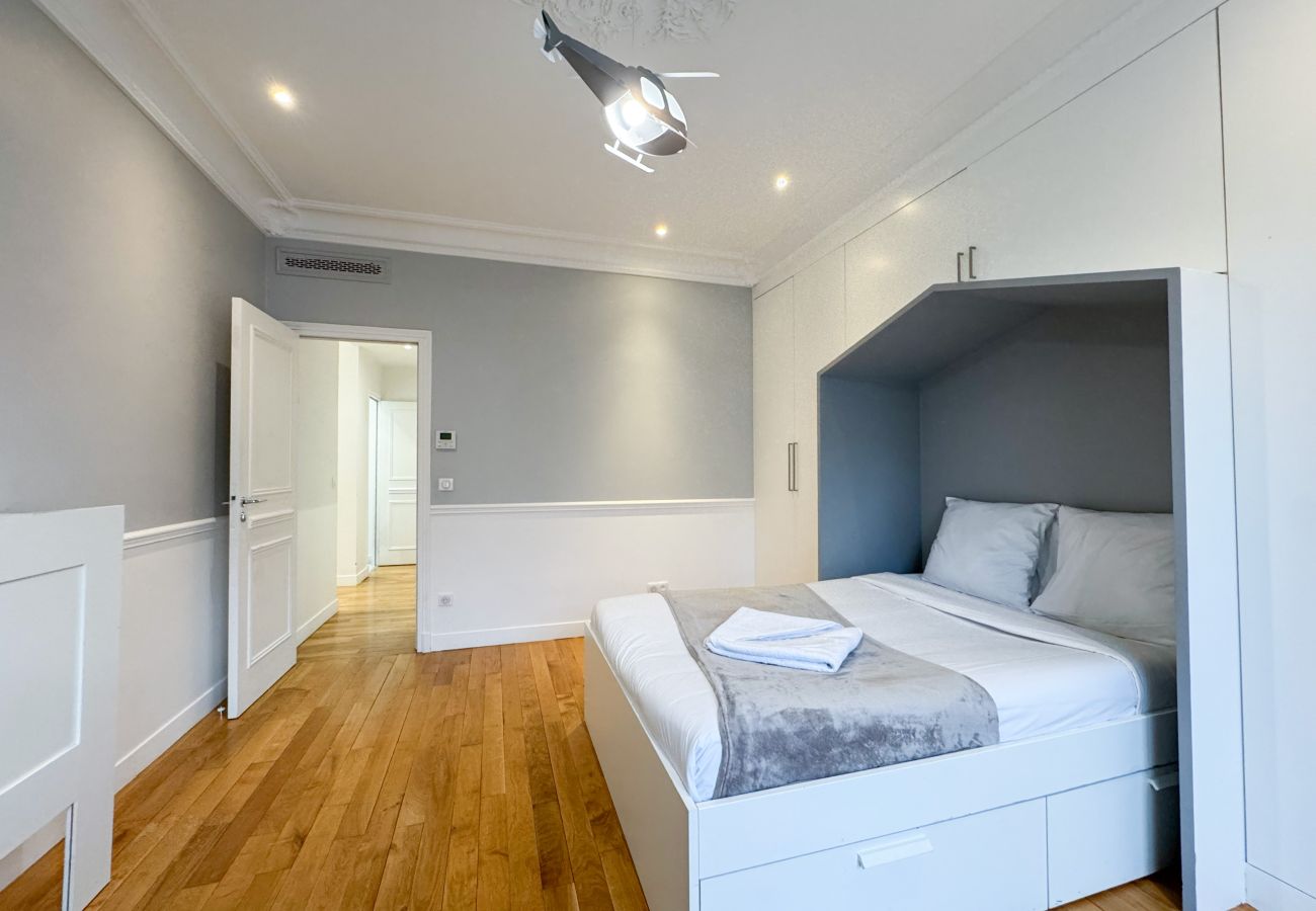 Appartement in Parijs - 222 - Philibert Delorme 6p/3c