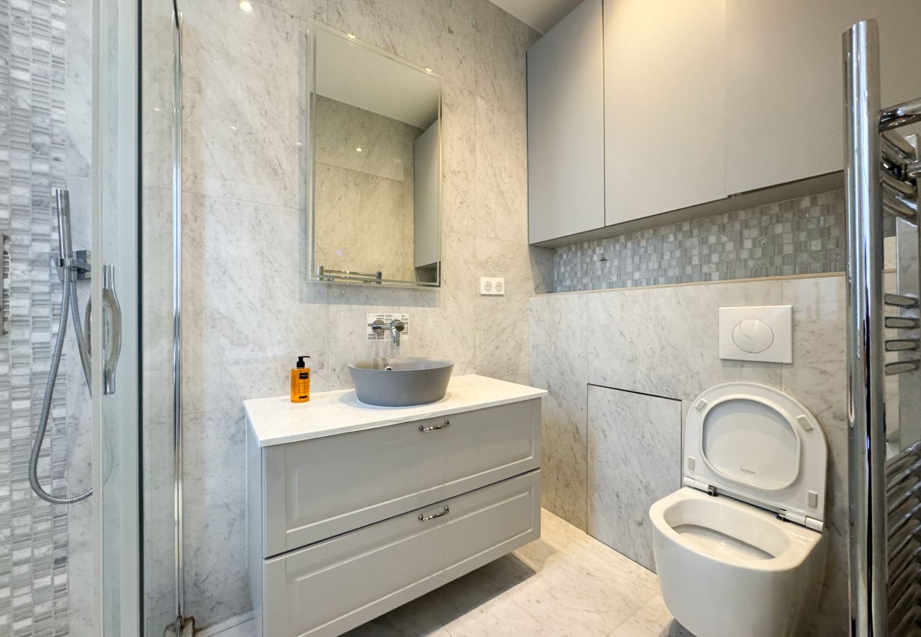 Appartement in Parijs - 222 - Philibert Delorme 6p/3c