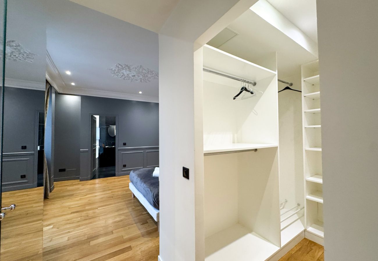 Appartement in Parijs - 222 - Philibert Delorme 6p/3c