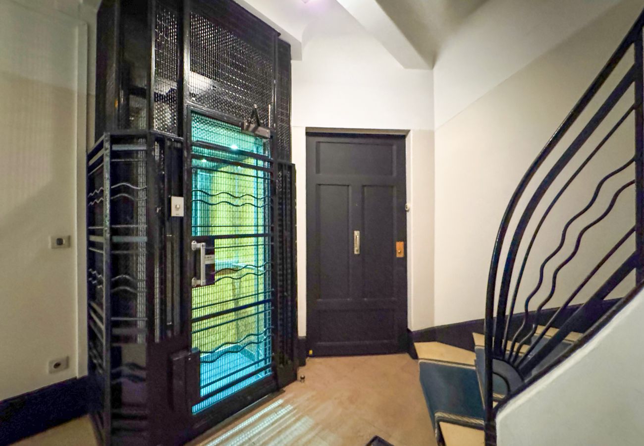 Appartement in Parijs - 222 - Philibert Delorme 6p/3c