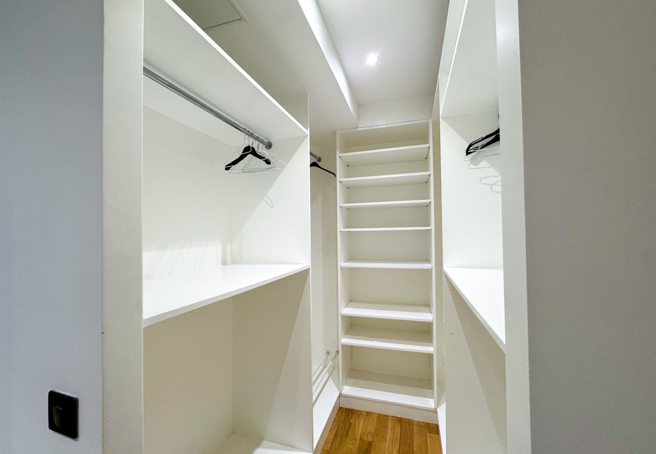 Appartement in Parijs - 222 - Philibert Delorme 6p/3c