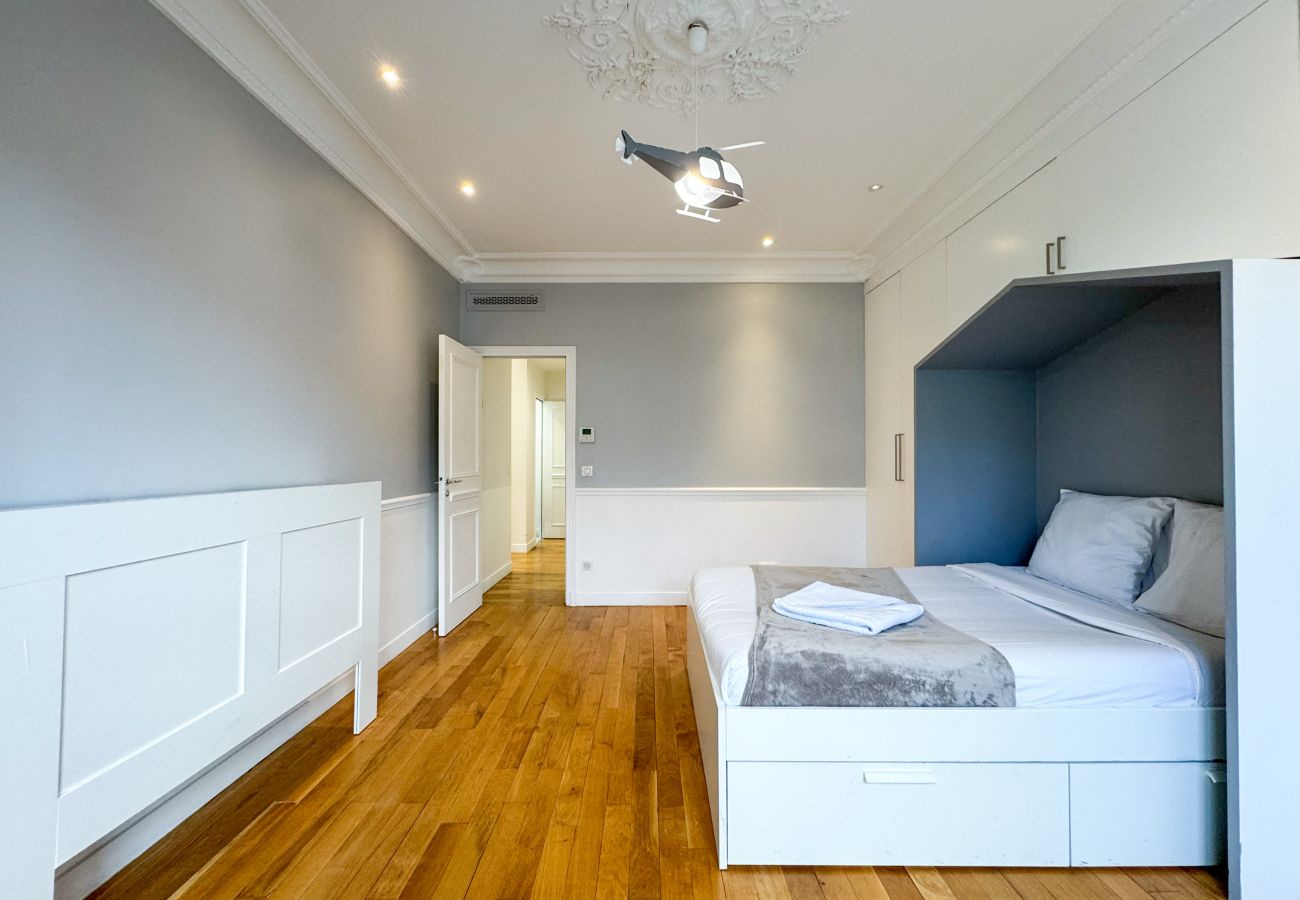 Appartement in Parijs - 222 - Philibert Delorme 6p/3c