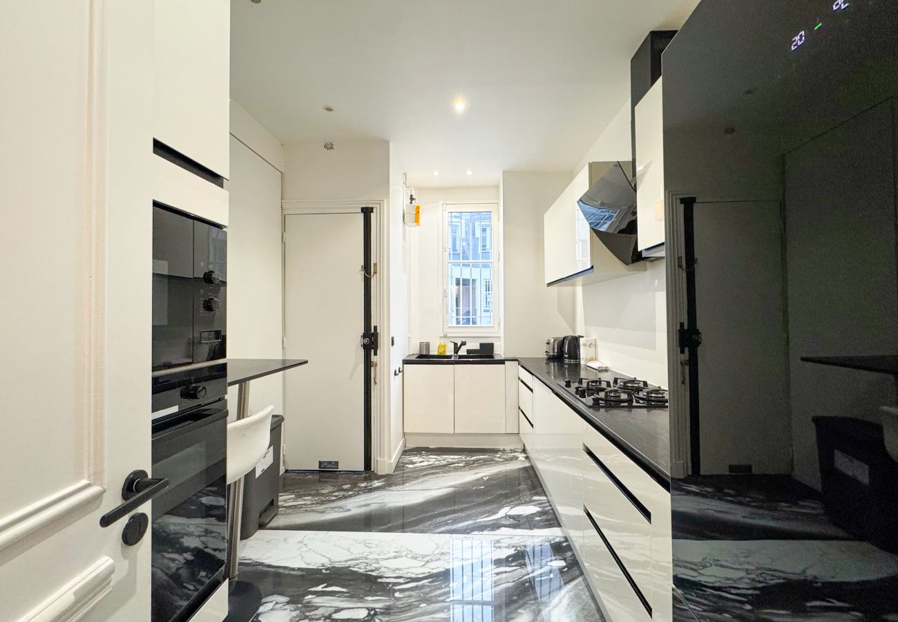 Appartement in Parijs - 222 - Philibert Delorme 6p/3c