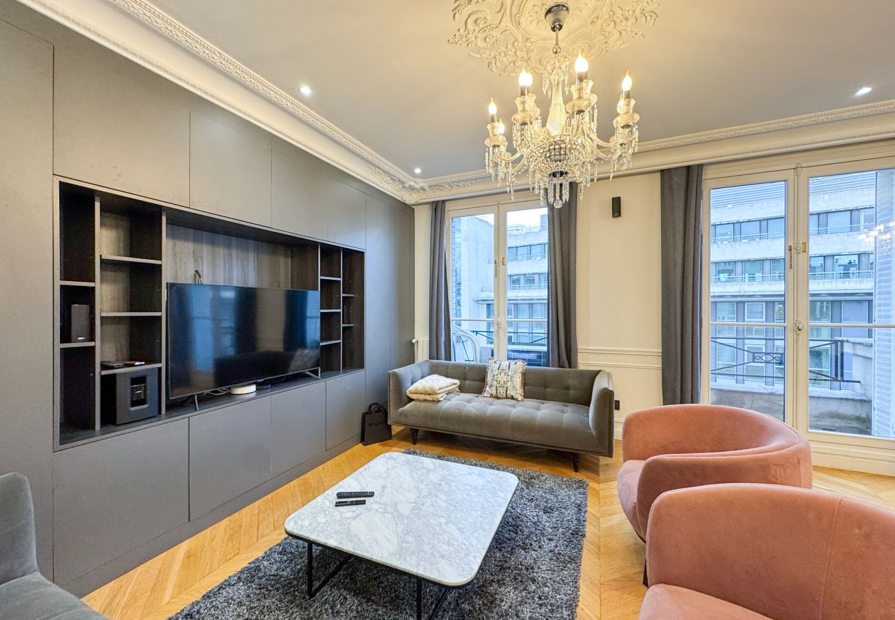 Appartement in Parijs - 222 - Philibert Delorme 6p/3c