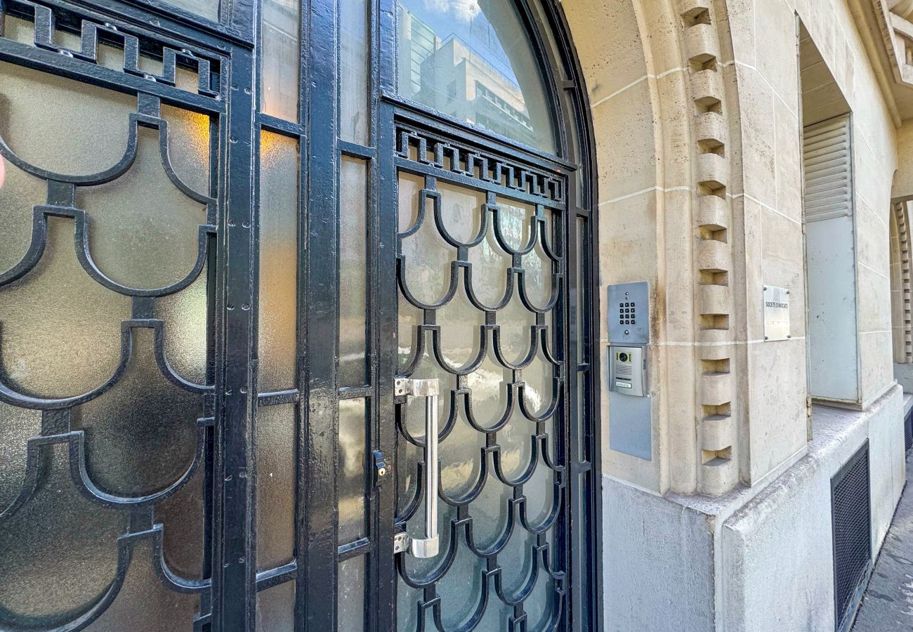 Appartement in Parijs - 222 - Philibert Delorme 6p/3c