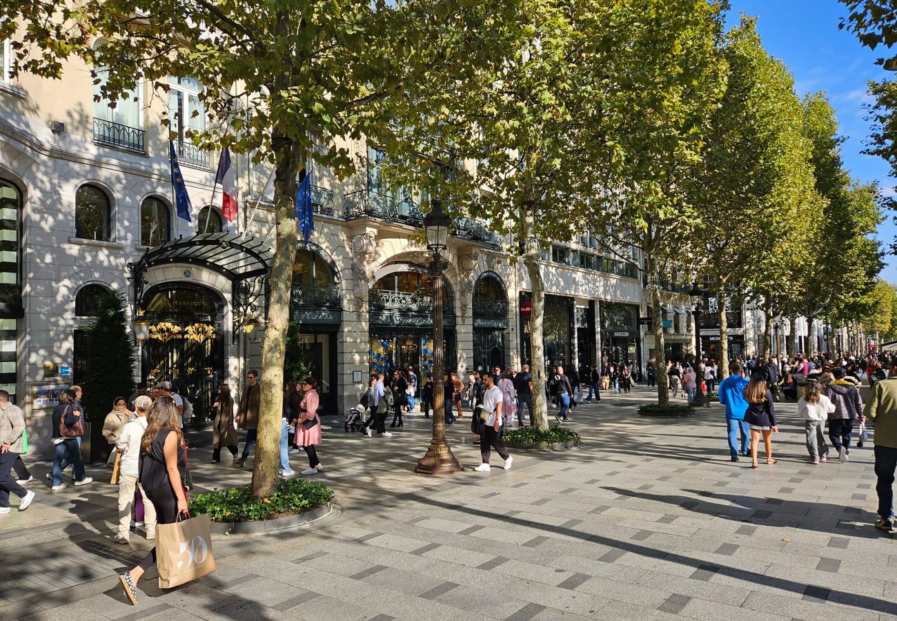 Appartamento a Parigi - 128 B- Champs Elysees 14p