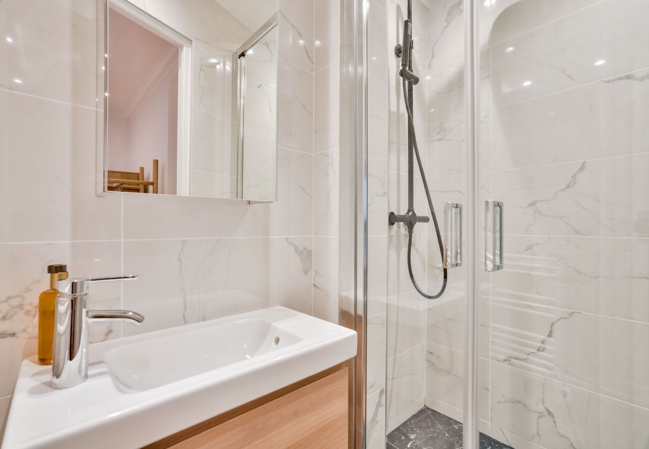 Apartamento em Paris - 102 A- 21 Montmartre 4F