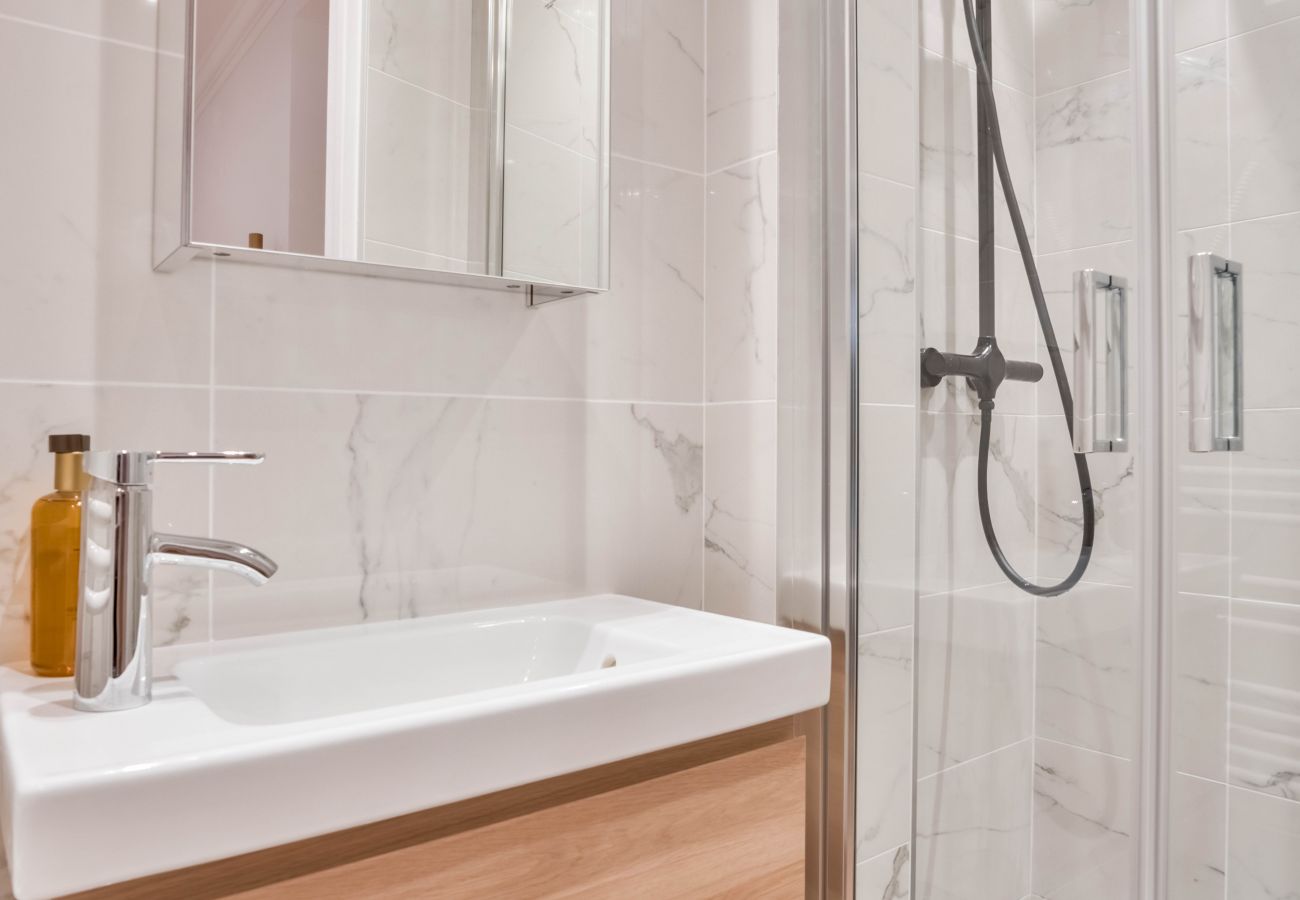 Apartamento em Paris - 102 A- 21 Montmartre 4F