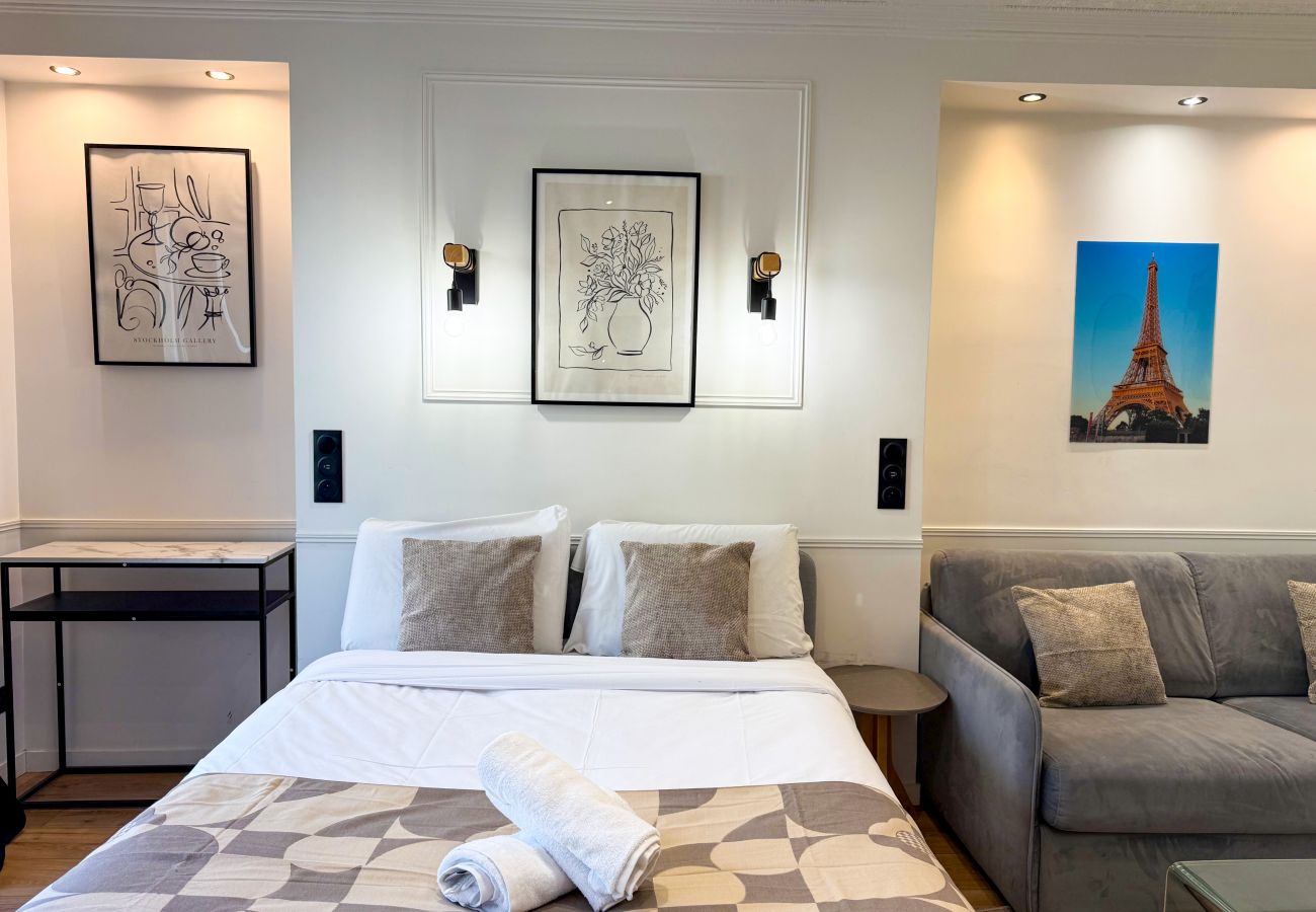 Apartment in Paris - 102 B- 21 Montmartre 4F