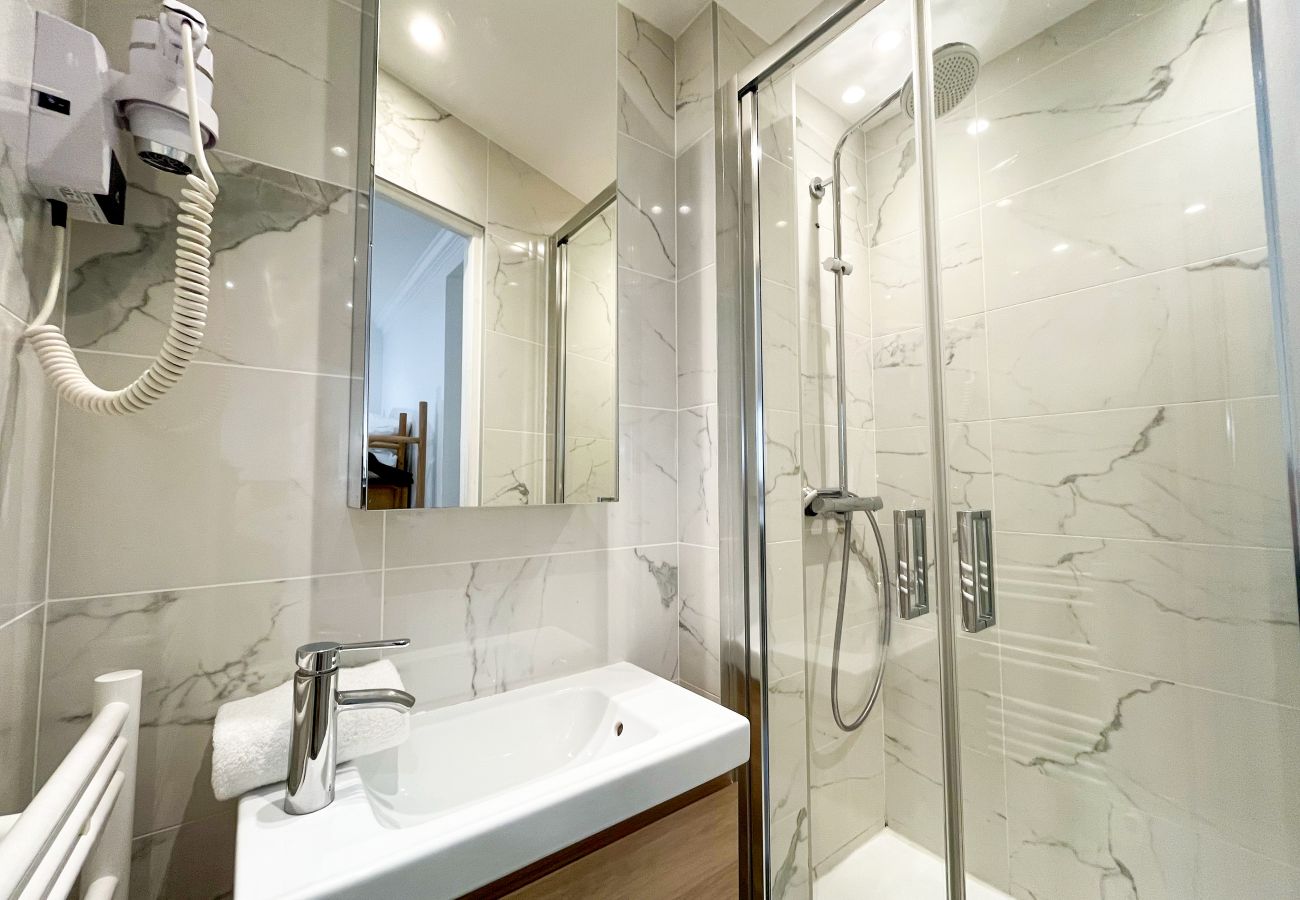 Apartment in Paris - 102 B- 21 Montmartre 4F