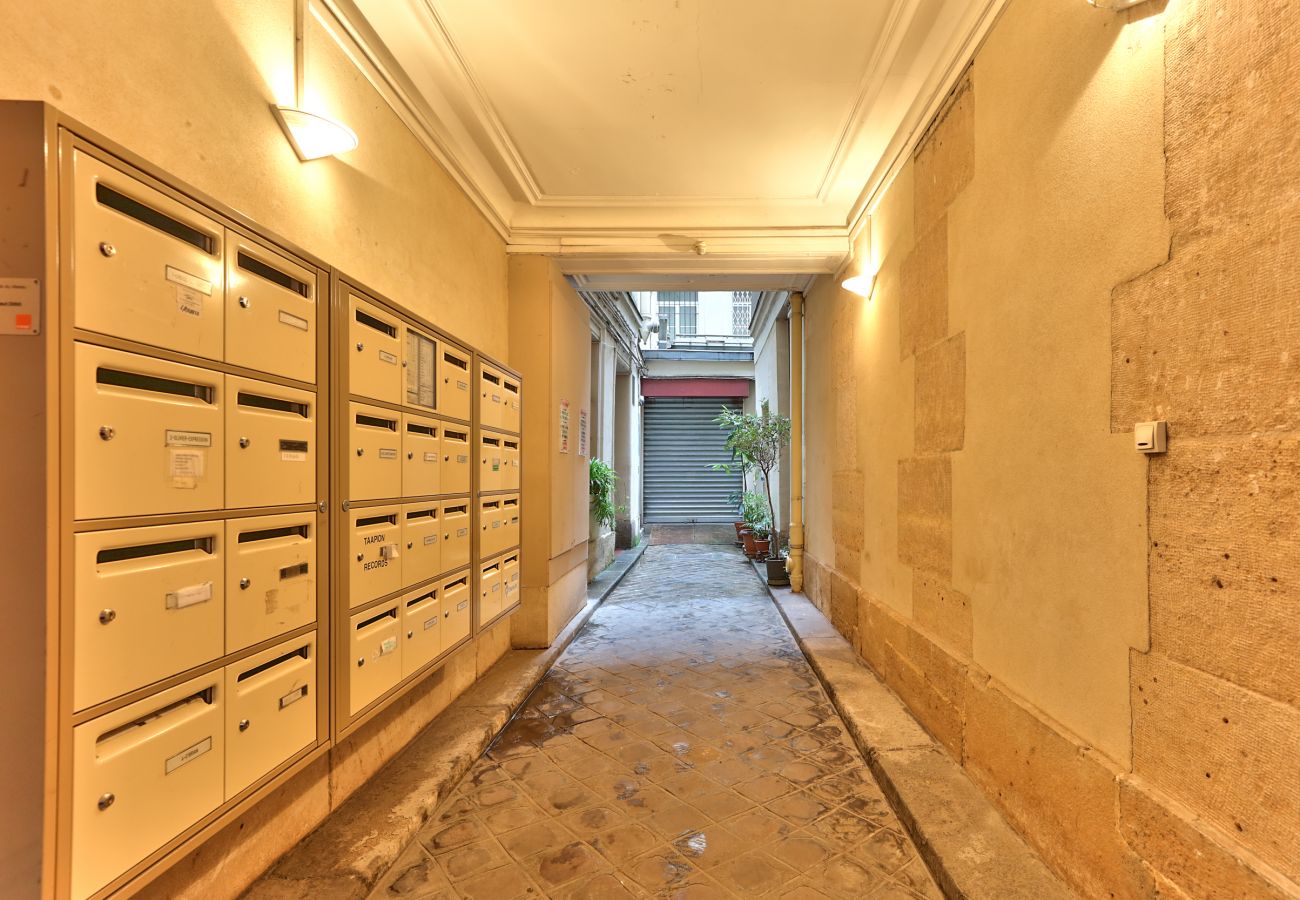 Apartment in Paris - 100 B - Ours