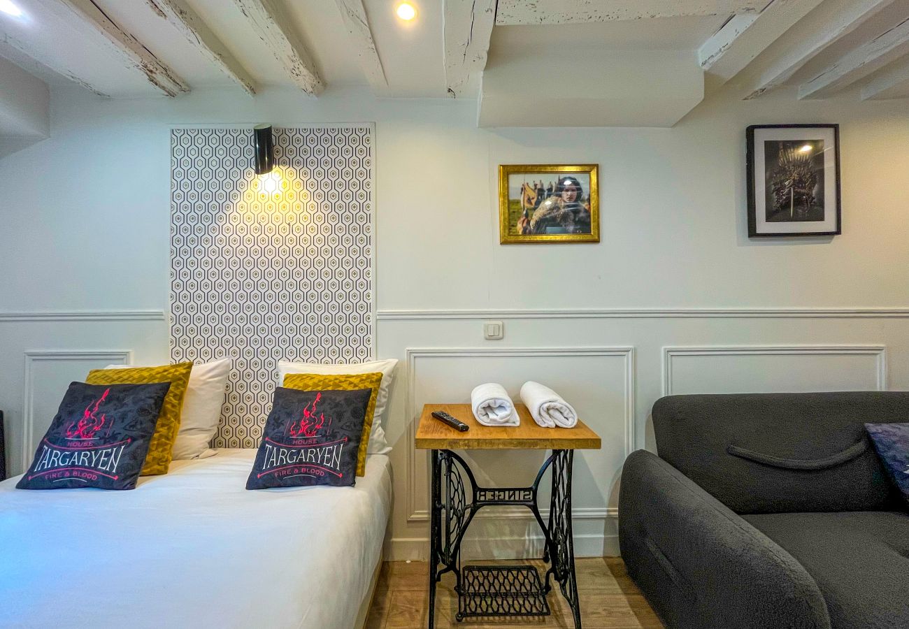 Apartment in Paris - 42 B - Game of thrones in Paris